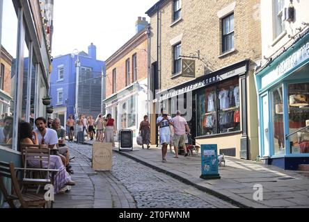 Das farbenfrohe Creative Quarter an der Old High Street in Folkestone, Kent, Großbritannien Stockfoto