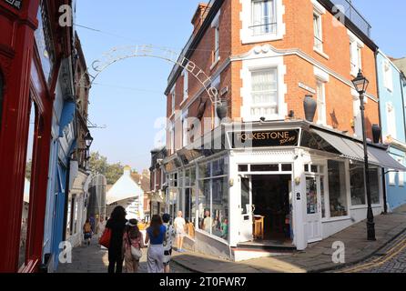 Das farbenfrohe Creative Quarter an der Old High Street in Folkestone, Kent, Großbritannien Stockfoto