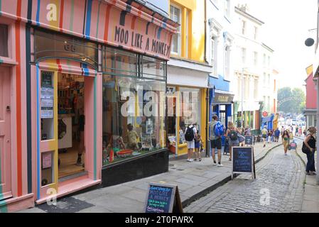 Das farbenfrohe Creative Quarter an der Old High Street in Folkestone, Kent, Großbritannien Stockfoto