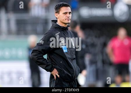 Sandhausen, Deutschland. Oktober 2023. Thomas Wörle (Tom Wörle, Trainer, Cheftrainer, Ulm), Einzelbild, Einzelfoto, Aktion, 06.10.2023, Sandhausen (Deutschland), Fussball, 3. LIGA, SV SANDHAUSEN - SSV ULM 1846, DFB/DFL-VORSCHRIFTEN VERBIETEN DIE VERWENDUNG VON FOTOGRAFIEN ALS BILDSEQUENZEN UND/ODER QUASI-VIDEO. Quelle: dpa/Alamy Live News Stockfoto