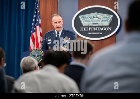 Arlington, Vereinigte Staaten Von Amerika. Oktober 2023. Arlington, Vereinigte Staaten von Amerika. Oktober 2023. Pentagon Press Secretary Air Force Brig. General Pat Ryder antwortet auf eine Frage eines Reporters während eines Pressebriefings im Pentagon am 5. Oktober 2023 in Arlington, Virginia. Ryder gab bekannt, dass ein US-F-16-Kampfflugzeug eine türkische bewaffnete Drohne über Syrien abgeschossen hat. Quelle: SRA Cesar Navarro/DOD/Alamy Live News Stockfoto