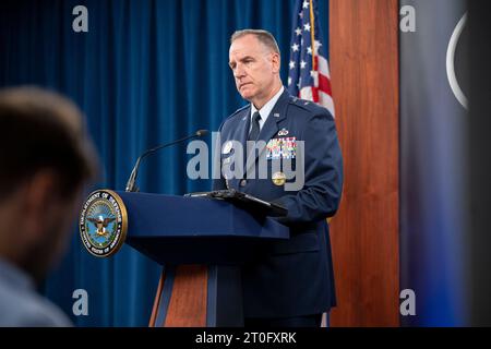 Arlington, Vereinigte Staaten Von Amerika. Oktober 2023. Arlington, Vereinigte Staaten von Amerika. Oktober 2023. Pentagon Press Secretary Air Force Brig. General Pat Ryder hört eine Frage von einem Reporter während eines Pressebriefings im Pentagon, 5. Oktober 2023 in Arlington, Virginia. Ryder gab bekannt, dass ein US-F-16-Kampfflugzeug eine türkische bewaffnete Drohne über Syrien abgeschossen hat. Quelle: SRA Cesar Navarro/DOD/Alamy Live News Stockfoto