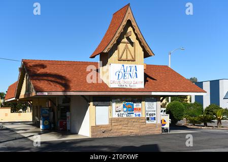 ORANGE, KALIFORNIEN - 4. OCT 2023: Alta Dena Drive-Thru Dairy in der Tustin Street in der Stadt Orange. Stockfoto