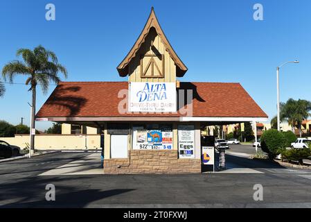 ORANGE, KALIFORNIEN - 4. OCT 2023: Alta Dena Drive-Thru Dairy in der Tustin Street in der Stadt Orange. Stockfoto