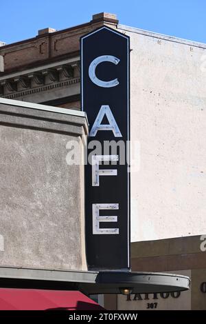 SANTA ANA, KALIFORNIEN - 1. OKT 2023: Cafe Sign on the Vault Bar and Grill on Main Street in Downtow Santa Ana. Stockfoto