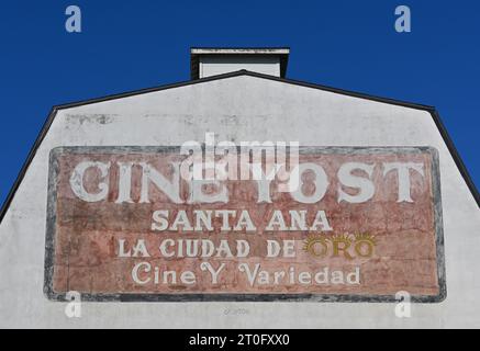 SANTA ANA, KALIFORNIEN - 1. OKT 2023: Cine Yost Schild auf dem Wahrzeichen Theater in der historischen Innenstadt. Stockfoto