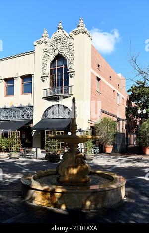 SANTA ANA, KALIFORNIEN - 2. OKT 2023: Brunnen im Artists Village, ein Bereich bestehend aus Kunstgalerien, Studios, Kreativbüros, Designwerkstätten, Stockfoto