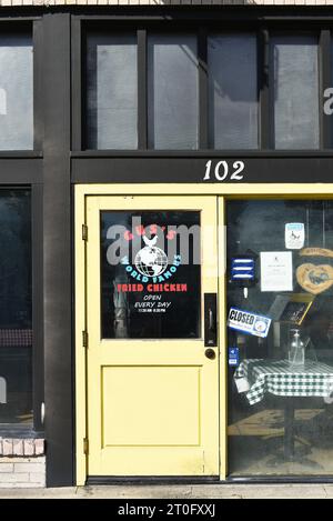 SANTA ANA, KALIFORNIEN - 2. OCT 2023: Gus's World Famous Fried Chicken in Downtown Santa Ana. Stockfoto