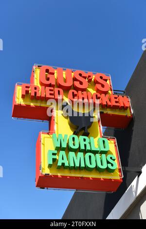 SANTA ANA, KALIFORNIEN - 2. OCT 2023: Schild bei Gus's World Famous Fried Chicken in Downtown Santa Ana. Stockfoto