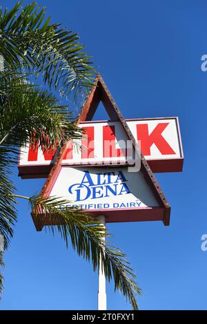 ORANGE, KALIFORNIEN - 4. OCT 2023: Schild am Alta Dena Drive-Thru Dairy in der Tustin Street in der Stadt Orange. Stockfoto