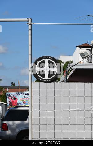 SANTA ANA, KALIFORNIEN - 1. OKT 2023: Reifenladen mit Nitto Tire Schild, Stockfoto