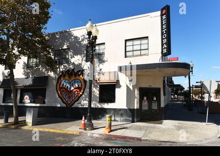 SANTA ANA, KALIFORNIEN - 2. Oktober 2023: Amor y Tequila Resto Bar in der 3. Straße in der Innenstadt von Santa Ana Stockfoto