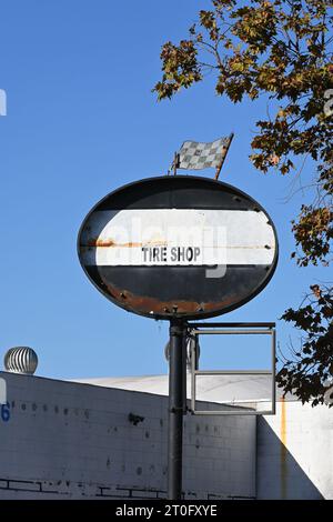 SANTA ANA, KALIFORNIEN - 1. OCT 2023: Schild für Reifenwerkstatt an der 1st Street in Santa Ana. Stockfoto