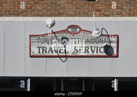 SANTA ANA, KALIFORNIEN - 1. OCT 2023: Schild für den Travel Service an der Main Street in Downtown Santa Ana. Stockfoto