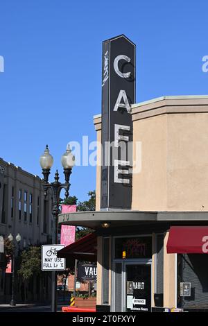 SANTA ANA, KALIFORNIEN - 1. OKT 2023: Cafe Sign on the Vault Bar and Grill on Main Street in Downtow Santa Ana. Stockfoto