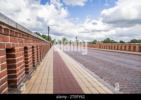 Kuldiga, Lettland - 3. Juli 2023: Die alte Ziegelbrücke Kuldigas über den Venta wurde 1874 erbaut und ist die längste Brücke dieser Art von Straßenbride Stockfoto