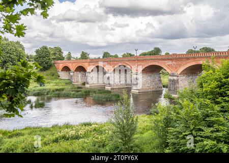 Die alte Ziegelbrücke Kuldigas über die Venta wurde 1874 erbaut und ist die längste Brücke dieser Art von Straßenbrücke in Europa. In der Nähe ist die Wid Stockfoto