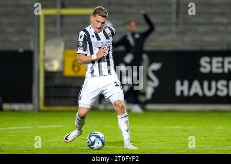 Sandhausen, Deutschland. Oktober 2023. David Otto (SVS, 17), am Ball, Freisteller, Ganzkörper, Einzelbild, Einzelfoto, Aktion, 06.10.2023, Sandhausen (Deutschland), Fussball, 3. LIGA, SV SANDHAUSEN - SSV ULM 1846, DFB/DFL-VORSCHRIFTEN VERBIETEN DIE VERWENDUNG VON FOTOGRAFIEN ALS BILDSEQUENZEN UND/ODER QUASI-VIDEO. Quelle: dpa/Alamy Live News Stockfoto