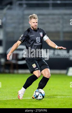 Sandhausen, Deutschland. Oktober 2023. Johannes Reichert (Ulm, 5), am Ball, Freisteller, Ganzkörper, Einzelbild, Einzelfoto, Aktion, 06.10.2023, Sandhausen (Deutschland), Fussball, 3. LIGA, SV SANDHAUSEN - SSV ULM 1846, DFB/DFL-VORSCHRIFTEN VERBIETEN DIE VERWENDUNG VON FOTOGRAFIEN ALS BILDSEQUENZEN UND/ODER QUASI-VIDEO. Quelle: dpa/Alamy Live News Stockfoto