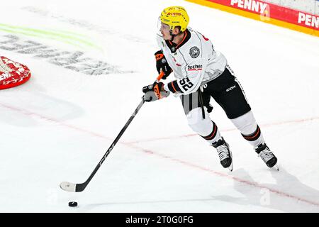 Eishockey DEL - Düsseldorfer EG vs Löwen Frankfurt am 06.10.2023 im PSD Bank Dome in Düsseldorf Frankfurts Maksim Matushkin ( Nr.52) Foto: Osnapix Stockfoto