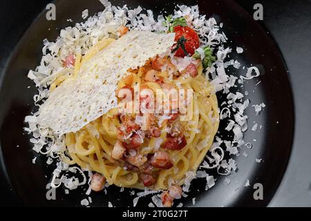 Köstliche Spaghetti und Speck auf altem Holzbrett Stockfoto