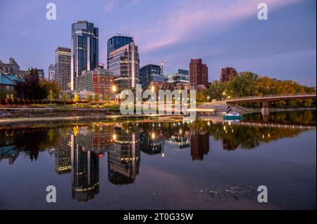 Calgary, Alberta - 17. September 2023: Blick auf die Skyline von Calgary an einem frühen Herbstmorgen. Stockfoto