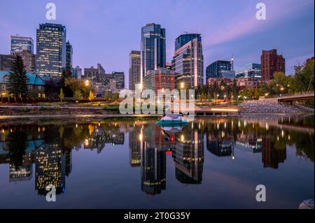 Calgary, Alberta - 17. September 2023: Blick auf die Skyline von Calgary an einem frühen Herbstmorgen. Stockfoto