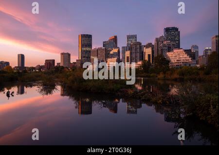 Calgary, Alberta - 17. September 2023: Blick auf die Skyline von Calgary an einem frühen Herbstmorgen. Stockfoto