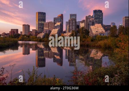 Calgary, Alberta - 17. September 2023: Blick auf die Skyline von Calgary an einem frühen Herbstmorgen. Stockfoto