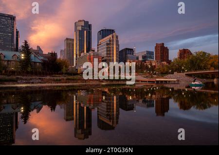 Calgary, Alberta - 17. September 2023: Blick auf die Skyline von Calgary an einem frühen Herbstmorgen. Stockfoto