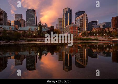 Calgary, Alberta - 17. September 2023: Blick auf die Skyline von Calgary an einem frühen Herbstmorgen. Stockfoto