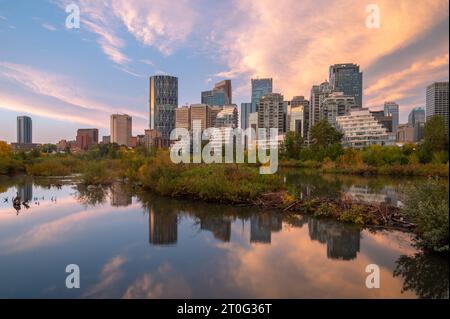 Calgary, Alberta - 17. September 2023: Blick auf die Skyline von Calgary an einem frühen Herbstmorgen. Stockfoto