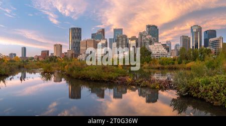 Calgary, Alberta - 17. September 2023: Blick auf die Skyline von Calgary an einem frühen Herbstmorgen. Stockfoto