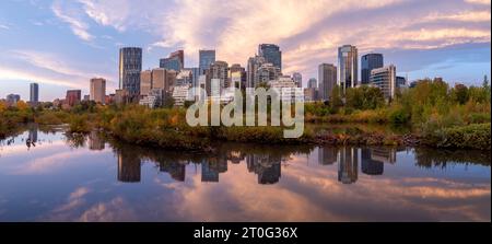 Calgary, Alberta - 17. September 2023: Blick auf die Skyline von Calgary an einem frühen Herbstmorgen. Stockfoto