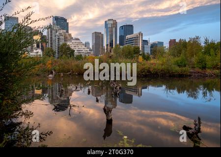 Calgary, Alberta - 17. September 2023: Blick auf die Skyline von Calgary an einem frühen Herbstmorgen. Stockfoto