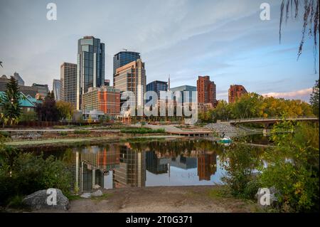 Calgary, Alberta - 17. September 2023: Blick auf die Skyline von Calgary an einem frühen Herbstmorgen. Stockfoto