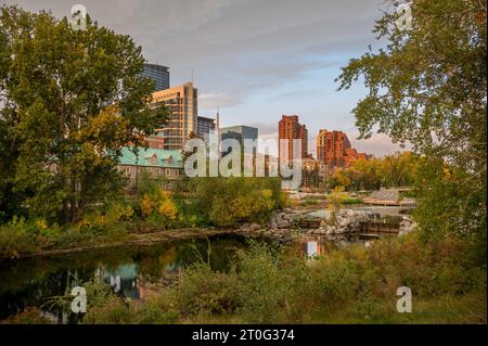 Calgary, Alberta - 17. September 2023: Blick auf die Skyline von Calgary an einem frühen Herbstmorgen. Stockfoto