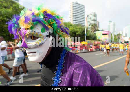 Salvador, Bahia, Brasilien - 11. Februar 2023: Maskierte Gruppe von Maragojipen werden während Fuzue, vor dem Karneval in Salvador, Bahia, gesehen. Stockfoto