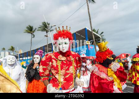 Salvador, Bahia, Brasilien - 11. Februar 2023: Maskierte Gruppe von Maragojipen werden während Fuzue, vor dem Karneval in Salvador, Bahia, gesehen. Stockfoto