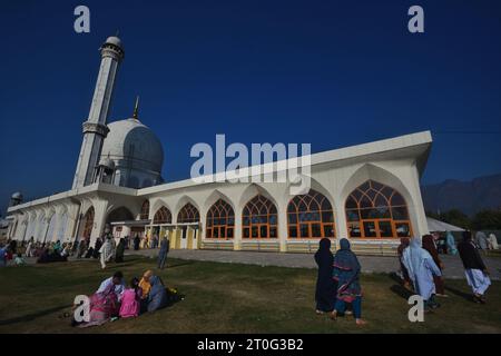 Srinagar, Indien. Oktober 2023. Am folgenden Freitag des Eid-e-Milad-u-Nabi, dem Geburtstag des Propheten Muhammad, kommen Muslime zum Gebet im Hazratbal-Schrein in Srinagar, der Sommerhauptstadt des indischen Kaschmirs, am 6. Oktober 2023. Hunderte von Gläubigen versammelten sich am Hazratbal-Schrein, der ein Relikt beherbergt, von dem angenommen wird, dass es sich um ein Haar aus dem Bart des Propheten Muhammed (PBUM) handelt, um besondere Gebete anlässlich des Geburtstages des Propheten abzugeben. (Foto von Mubashir Hassan/Pacific Press) Credit: Pacific Press Media Production Corp./Alamy Live News Stockfoto