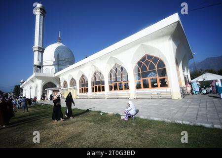 Srinagar, Indien. Oktober 2023. Am folgenden Freitag des Eid-e-Milad-u-Nabi, dem Geburtstag des Propheten Muhammad, kommen Muslime zum Gebet im Hazratbal-Schrein in Srinagar, der Sommerhauptstadt des indischen Kaschmirs, am 6. Oktober 2023. Hunderte von Gläubigen versammelten sich am Hazratbal-Schrein, der ein Relikt beherbergt, von dem angenommen wird, dass es sich um ein Haar aus dem Bart des Propheten Muhammed (PBUM) handelt, um besondere Gebete anlässlich des Geburtstages des Propheten abzugeben. (Foto von Mubashir Hassan/Pacific Press) Credit: Pacific Press Media Production Corp./Alamy Live News Stockfoto