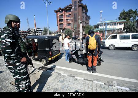 6. Oktober 2023: Srinagar, Jammu und Kaschmir, Indien: Indische Truppen kontrollieren Zivilisten während einer Überraschungsinspektion in Srinagar. Die Sicherheitskräfte wurden im Kaschmir-Tal nach der jüngsten Ermordung eines Schülers der 10. Klasse, der verletzt wurde, nachdem die Terroristen am 4. Oktober 2023 Abend in Watrigam Wanihama im Bezirk Anantnag angegriffen hatten, am 06. Oktober 2023, Abend im SKIMS, Krankenhaus, seinen Verletzungen erlag. (Kreditbild: © Mubashir Hassan/Pacific Press via ZUMA Press Wire) NUR REDAKTIONELLE VERWENDUNG! Nicht für kommerzielle ZWECKE! Stockfoto