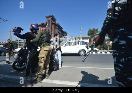 6. Oktober 2023: Srinagar, Jammu und Kaschmir, Indien: Indische Truppen kontrollieren Zivilisten während einer Überraschungsinspektion in Srinagar. Die Sicherheitskräfte wurden im Kaschmir-Tal nach der jüngsten Ermordung eines Schülers der 10. Klasse, der verletzt wurde, nachdem die Terroristen am 4. Oktober 2023 Abend in Watrigam Wanihama im Bezirk Anantnag angegriffen hatten, am 06. Oktober 2023, Abend im SKIMS, Krankenhaus, seinen Verletzungen erlag. (Kreditbild: © Mubashir Hassan/Pacific Press via ZUMA Press Wire) NUR REDAKTIONELLE VERWENDUNG! Nicht für kommerzielle ZWECKE! Stockfoto