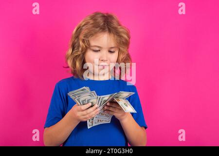 Bargeld in Dollar-Banknoten. Der Junge hat eine Menge von hundert Dollar isoliert auf Studiohintergrund. Stockfoto