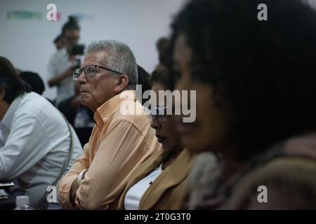 Bogota, Kolumbien. Oktober 2023. Aureliano Carbonell, Mitglied der Nationalen Befreiungsarmee, nimmt am 6. Oktober 2023 in Bogota, Kolumbien, an einem Treffen Teil der Friedensgespräche mit der Regierung im Friedensprozess Teil. Foto: Daniel Romero/Long Visual Press Credit: Long Visual Press/Alamy Live News Stockfoto