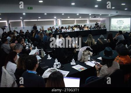 Bogota, Kolumbien. Oktober 2023. Eine allgemeine Ansicht des Treffens, das Teil der Friedensgespräche mit der Regierung im Friedensprozess ist, am 6. Oktober 2023 in Bogota (Kolumbien). Foto: Daniel Romero/Long Visual Press Credit: Long Visual Press/Alamy Live News Stockfoto