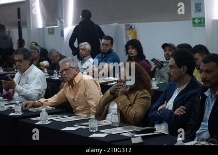 Bogota, Kolumbien. Oktober 2023. Nehmen Sie am 6. Oktober 2023 in Bogota, Kolumbien, an einem Treffen Teil, das Teil der Friedensgespräche mit der Regierung im Friedensprozess ist. Foto: Daniel Romero/Long Visual Press Credit: Long Visual Press/Alamy Live News Stockfoto