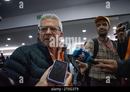 Bogota, Kolumbien. Oktober 2023. Aureliano Carbonell, Mitglied der Nationalen Befreiungsarmee, hält eine Pressekonferenz während eines Treffens, das Teil der Friedensgespräche mit der Regierung im Friedensprozess ist, am 6. Oktober 2023 in Bogota, Kolumbien. Foto: Daniel Romero/Long Visual Press Credit: Long Visual Press/Alamy Live News Stockfoto