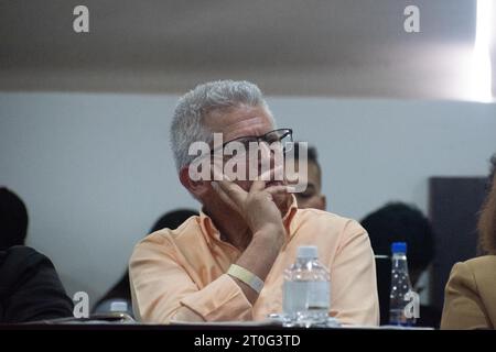 Bogota, Kolumbien. Oktober 2023. Aureliano Carbonell, Mitglied der Nationalen Befreiungsarmee, spricht während eines Treffens, das Teil der Friedensgespräche mit der Regierung im Friedensprozess ist, am 6. Oktober 2023 in Bogota, Kolumbien. Foto: Daniel Romero/Long Visual Press Credit: Long Visual Press/Alamy Live News Stockfoto