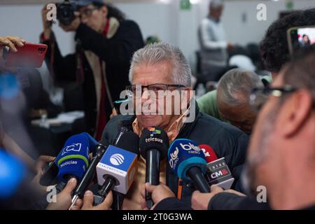 Bogota, Kolumbien. Oktober 2023. Aureliano Carbonell, Mitglied der Nationalen Befreiungsarmee, hält eine Pressekonferenz während eines Treffens, das Teil der Friedensgespräche mit der Regierung im Friedensprozess ist, am 6. Oktober 2023 in Bogota, Kolumbien. Foto: Daniel Romero/Long Visual Press Credit: Long Visual Press/Alamy Live News Stockfoto